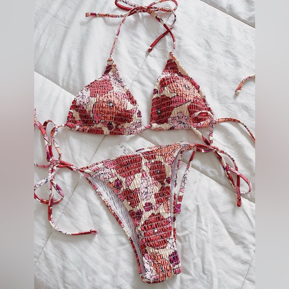 Bikinis - Picture 2 of 2